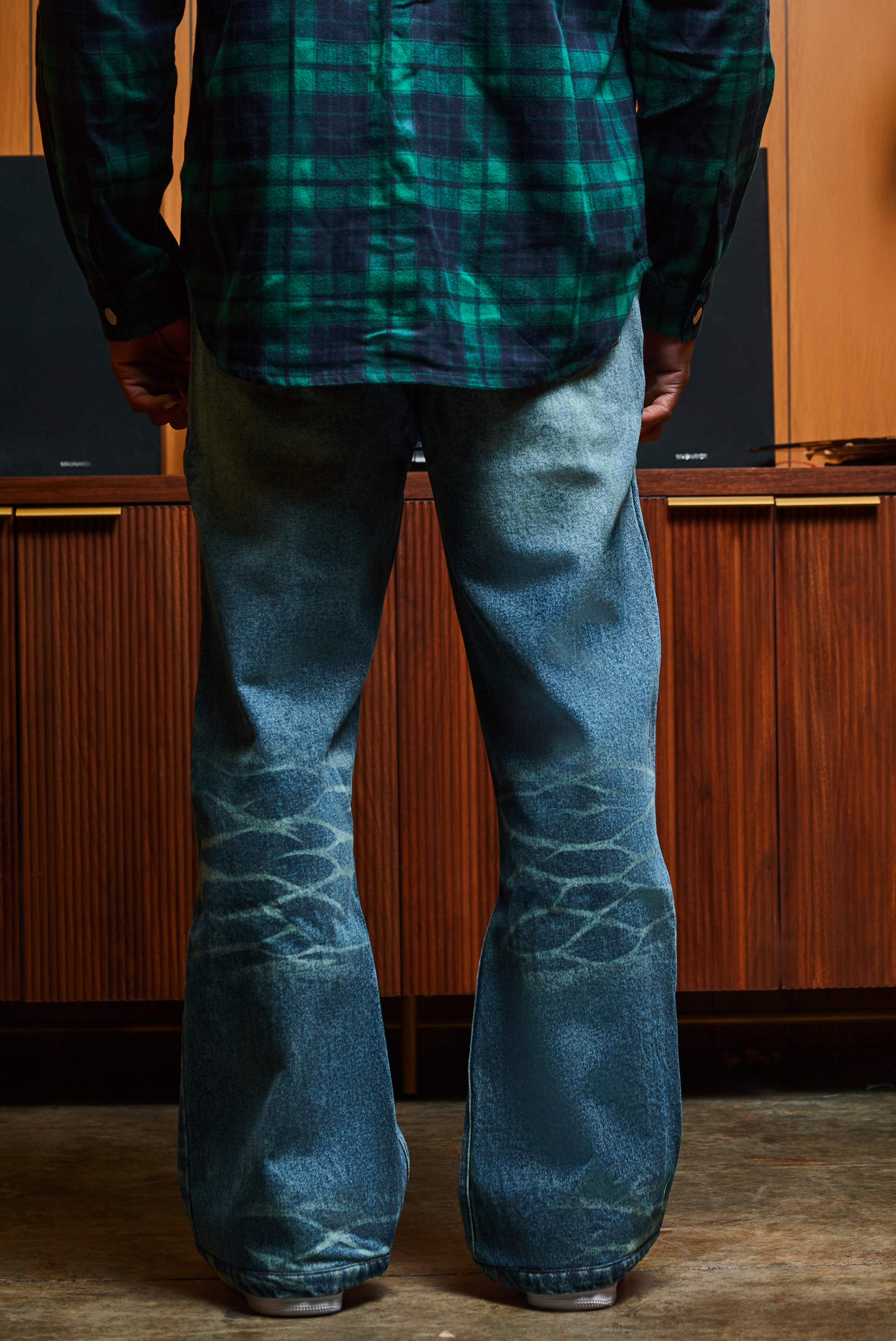 DEVANI WESTSIDE FLARE Denim jeans in distressed blue wash with classic five-pocket design and mid-rise fit