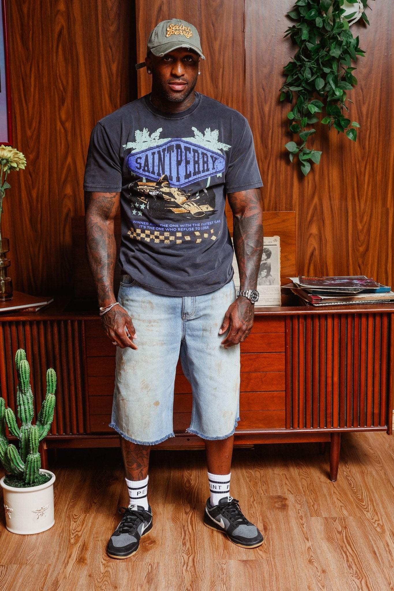 Laid Back Short Denim in blue wash with relaxed fit and embroidered Saint Perry logo